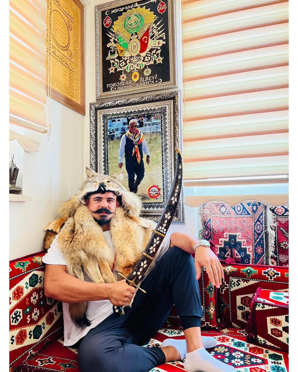 Kurt postu ve kılıçla, geleneksel köşede