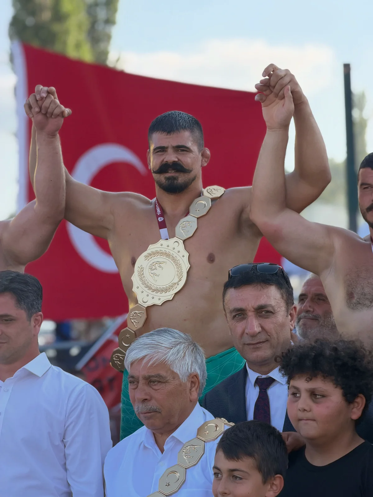 Kemerle omuzlarda taşınırken